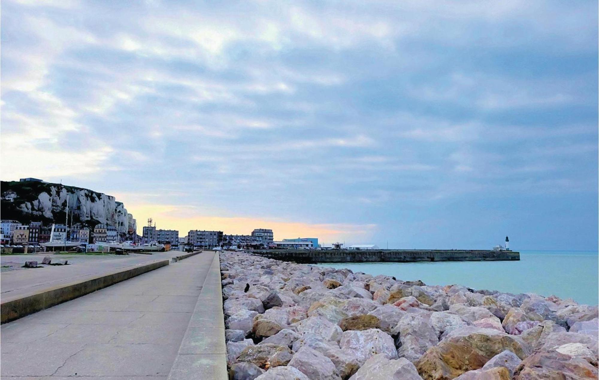 2 Bedroom Awesome Apartment In Mers-Les-Bains Bagian luar foto